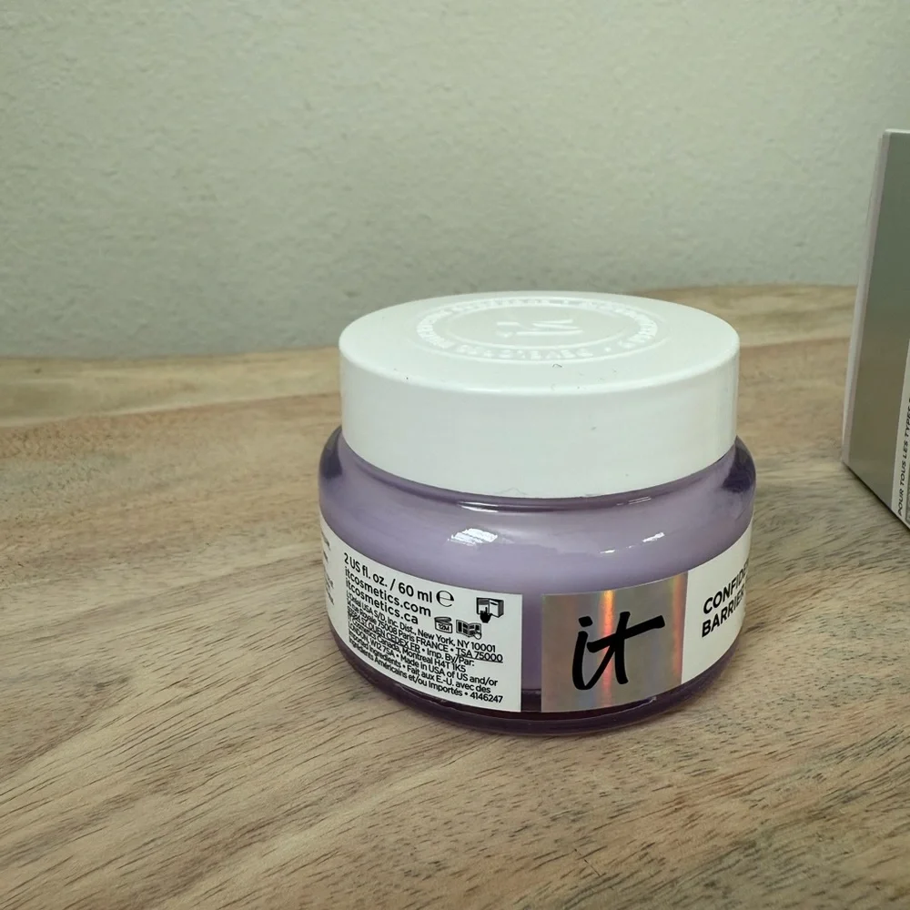 IT Cosmetics Confidence in a Cream with Silver Accents - Picture 9 of 11